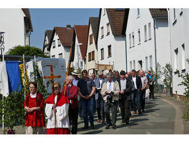 Fronleichnamsprozession durch die Straßen von Naumburg (Foto: Karl-Franz Thiede)